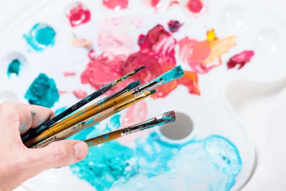 A paint pallet and artist paint brushes 
